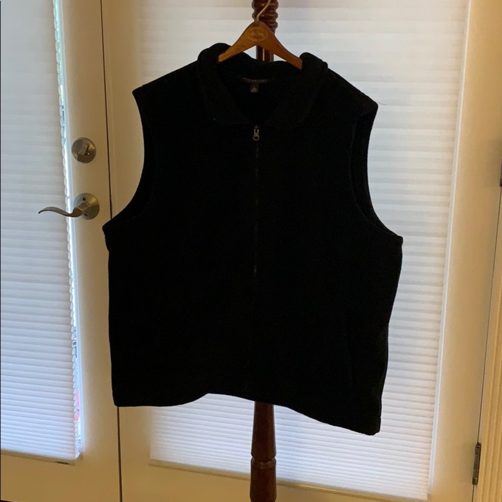 Men’s black fleece vest